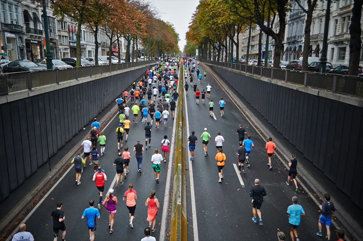 A marathon field running through a city